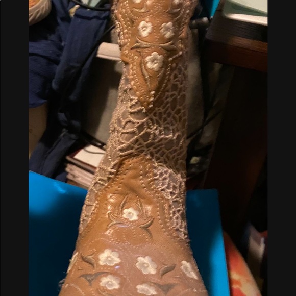 Durango cowboy boot. Tan with lace like details white embroidered flowers - Picture 8 of 8